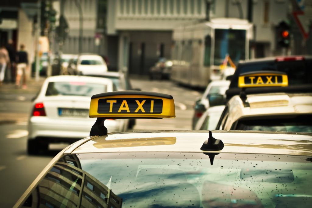 Die Anschnallpflicht gilt im Taxi für Fahrer und Gäste.