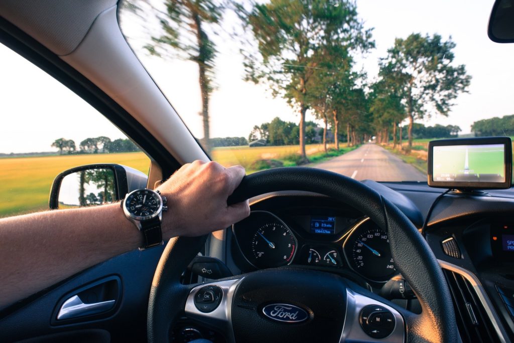 Auto Fahren trotz Fahrverbot ist eine Straftat, die schwere Konsequenzen haben kann.