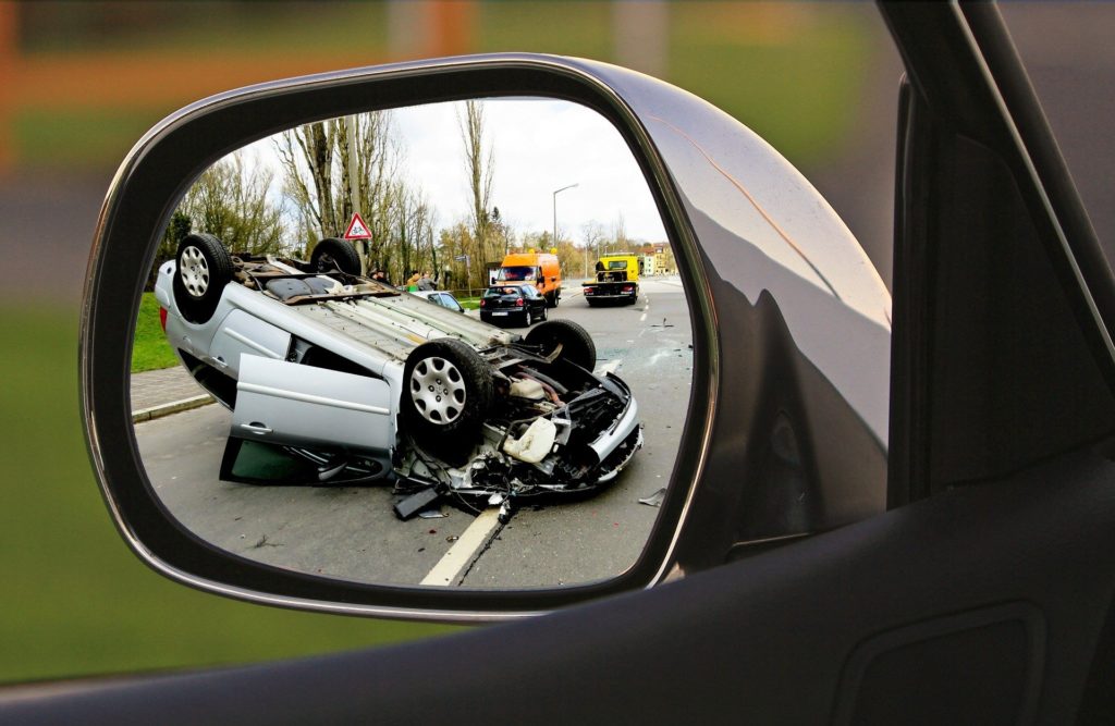 Bei der Schuldfrage nach einem Unfall spielt Fahrlässigkeit eine große Rolle.