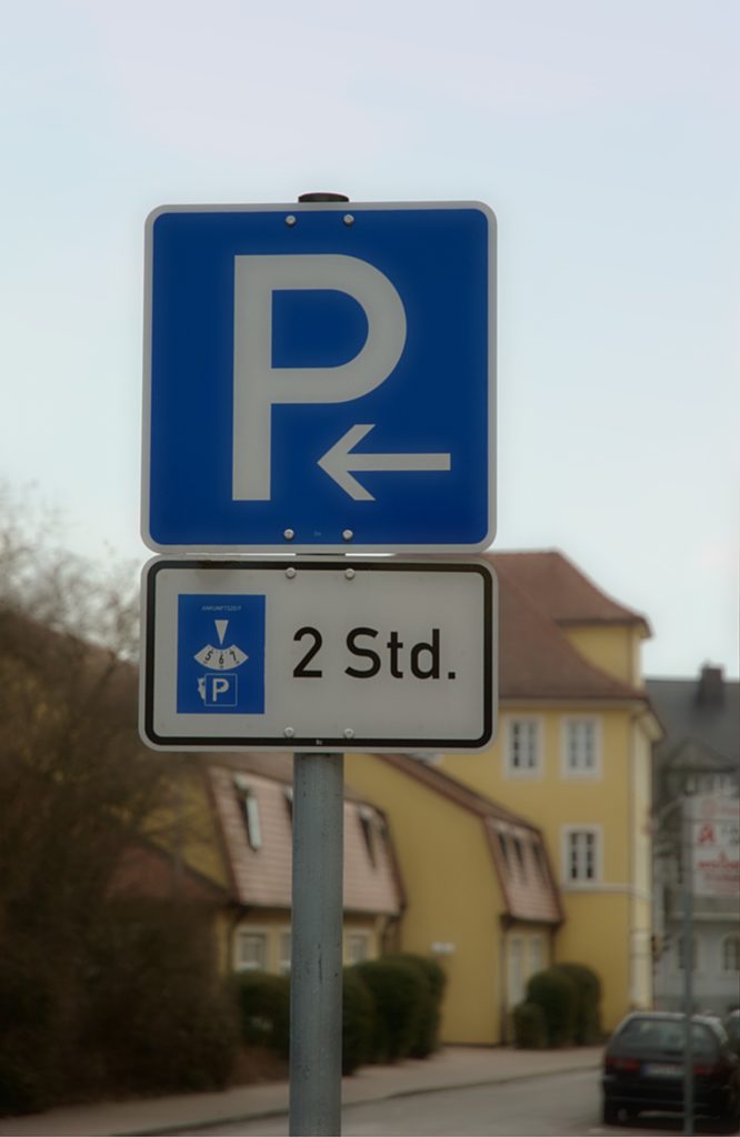 Kennzeichnet ein solches Schild den Parkplatz, ist laut Tatbestandskatalog auch das Parken auf dem Gehweg erlaubt.