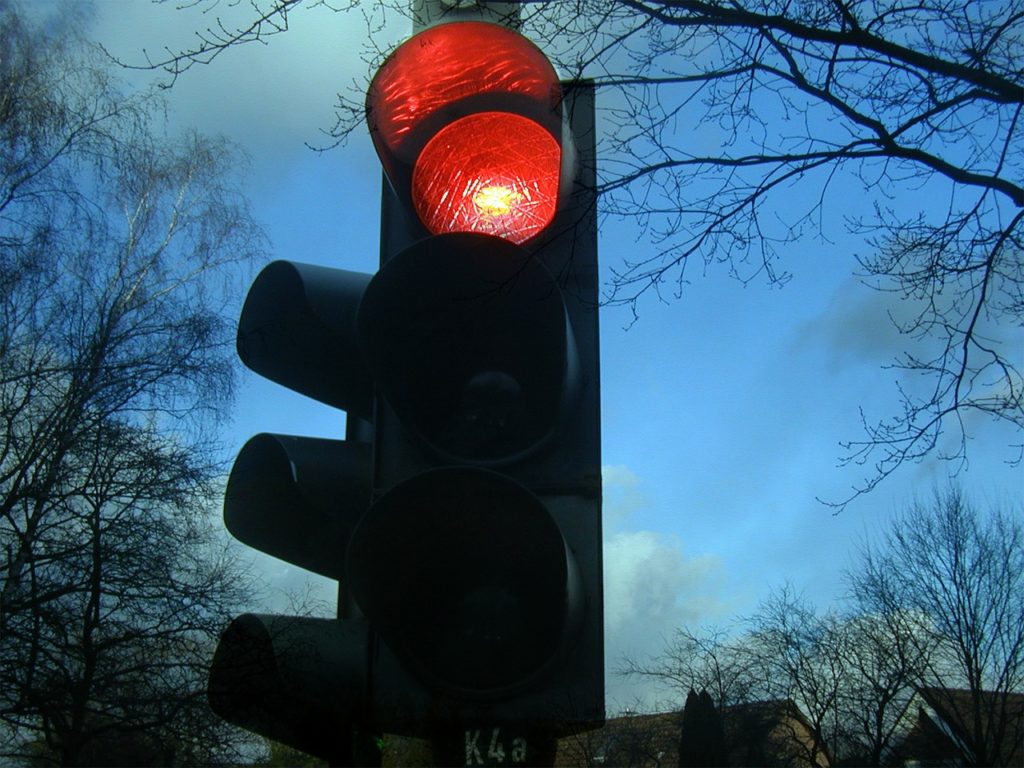 Bei Rotlichtverstößen kann ein Einspruch die Strafe abmildern oder verhindern.