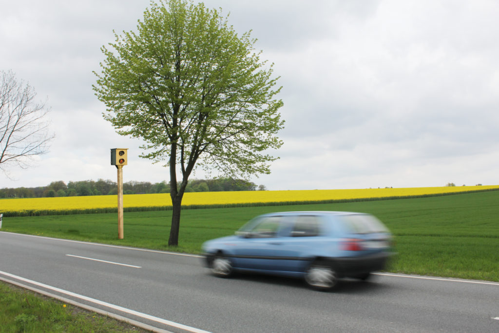 Radarkontrolle auf Landstraße: Auto geblitzt