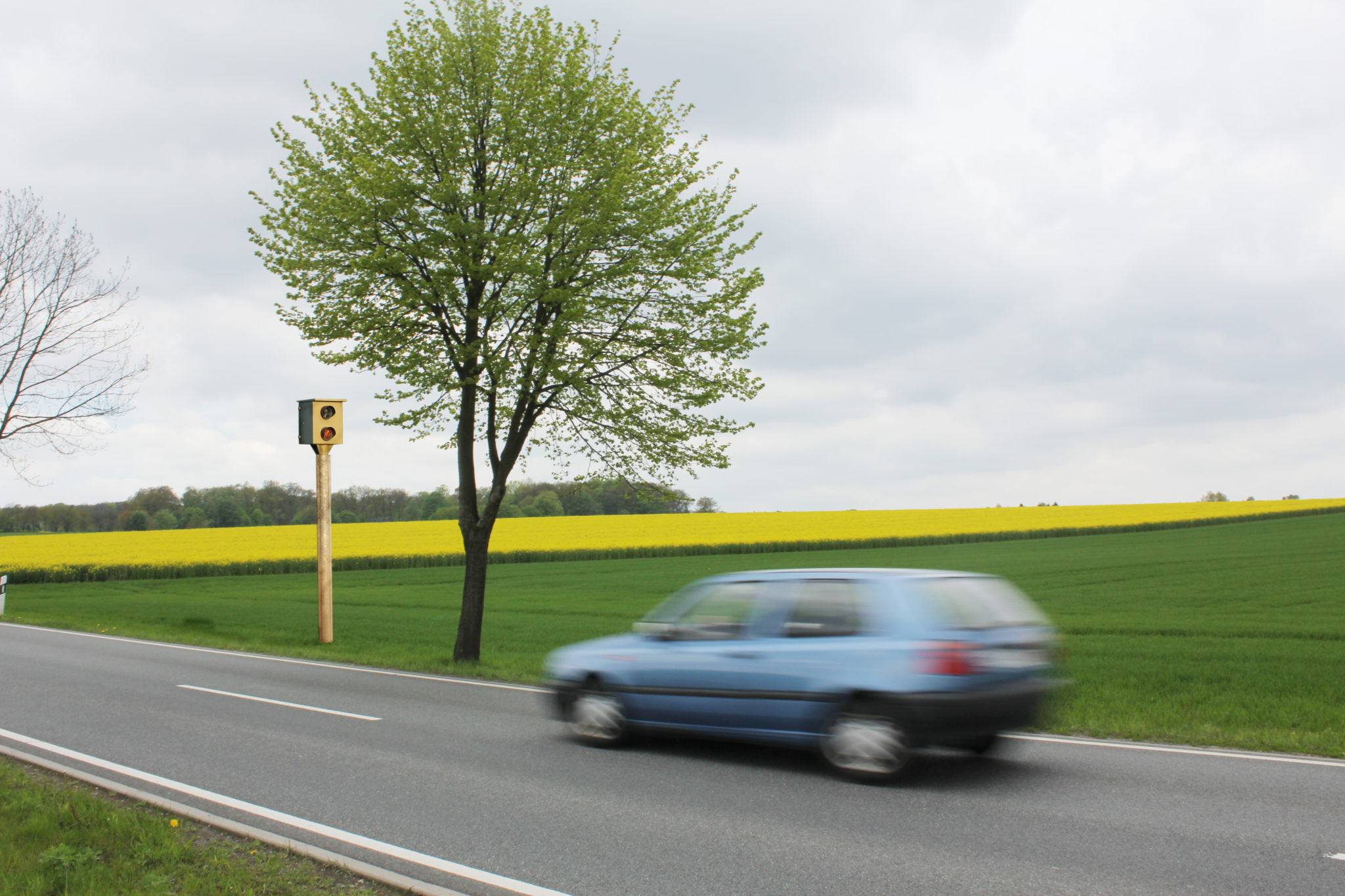 Sie Fahren Ein Langsameres Fahrzeug Auf Einer Landstraße Geblitzt auf der Landstraße: Welches Tempolimit gilt für Lkw und Pkw?