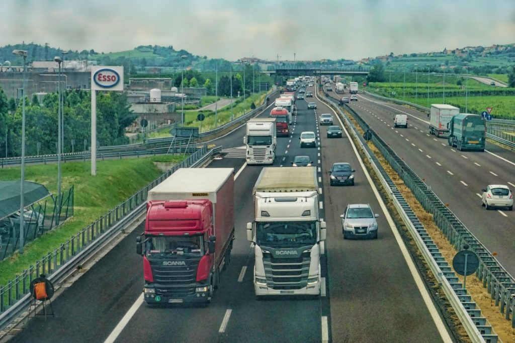 Lkw und Autos werden auf der  Autobahn geblitzt.