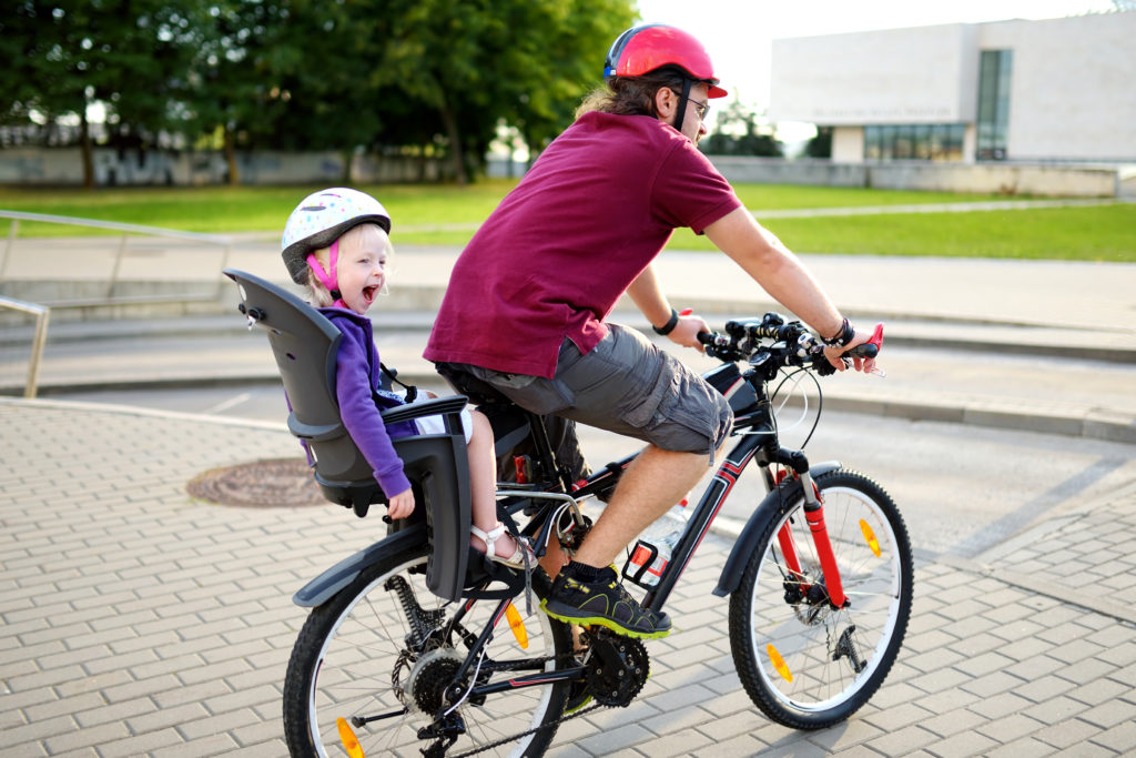 Kindersitz hinten auf dem Fahrrad