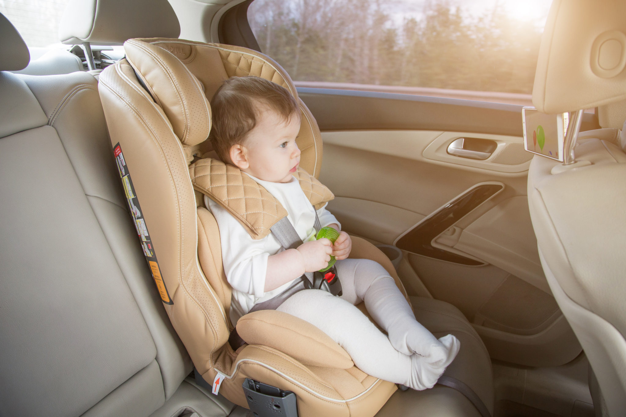 Kindersitz Im Auto Befestigen Ohne Isofix Kindersitz-Befestigung: Babyschale & Kindersitz richtig befestigen