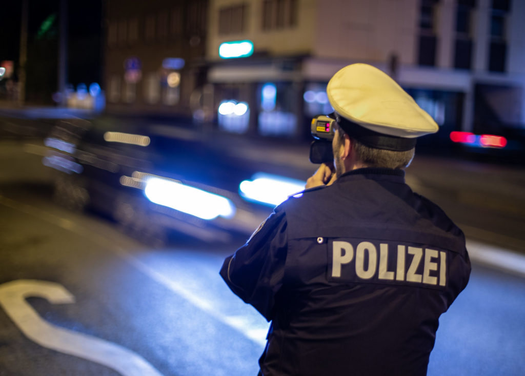 Polizei-Laser-Geschwindigkeitsmessung bei Nacht