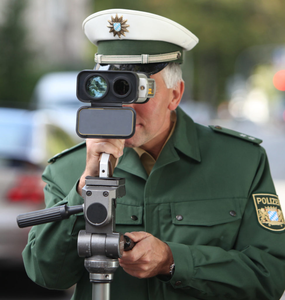 Polizei Radarkontrolle Laserfernglas