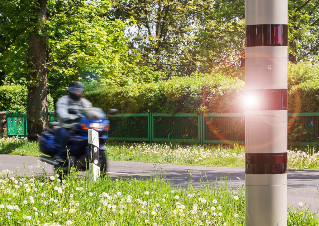 Motorradfahrer von Blitzersäule geblitzt