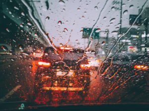 Geschwindigkeitsbegrenzungen bei Nebel, Schnee und Regen