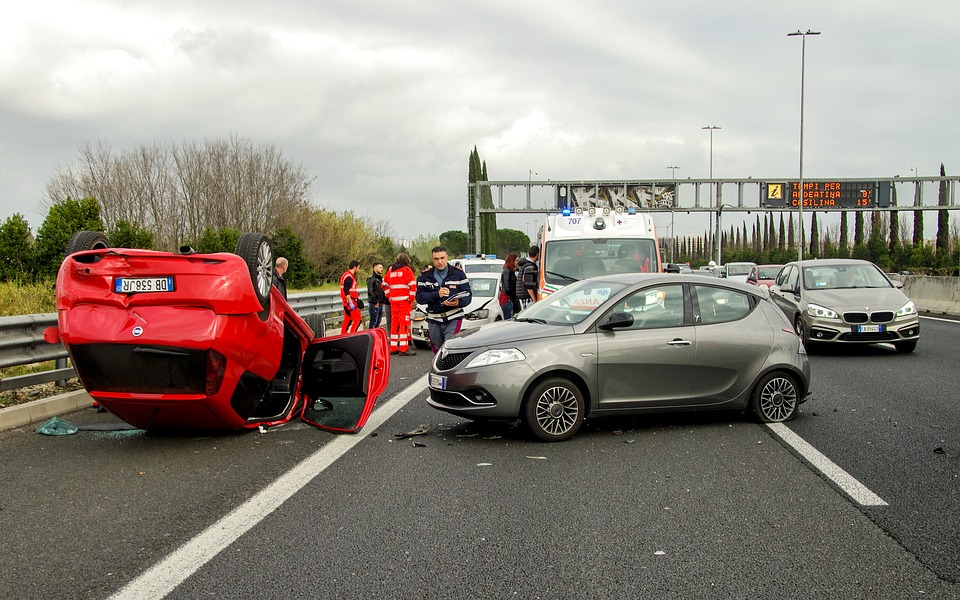 Bei einem Unfall im Straßenverkehr ist überlegtes Handeln geboten.