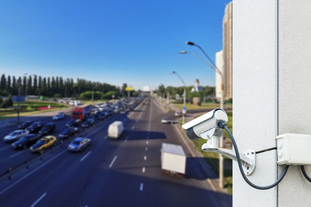 Videokamera überwacht Autobahnverkehr, ähnlich wie das System JVC/Piller CG-P50E