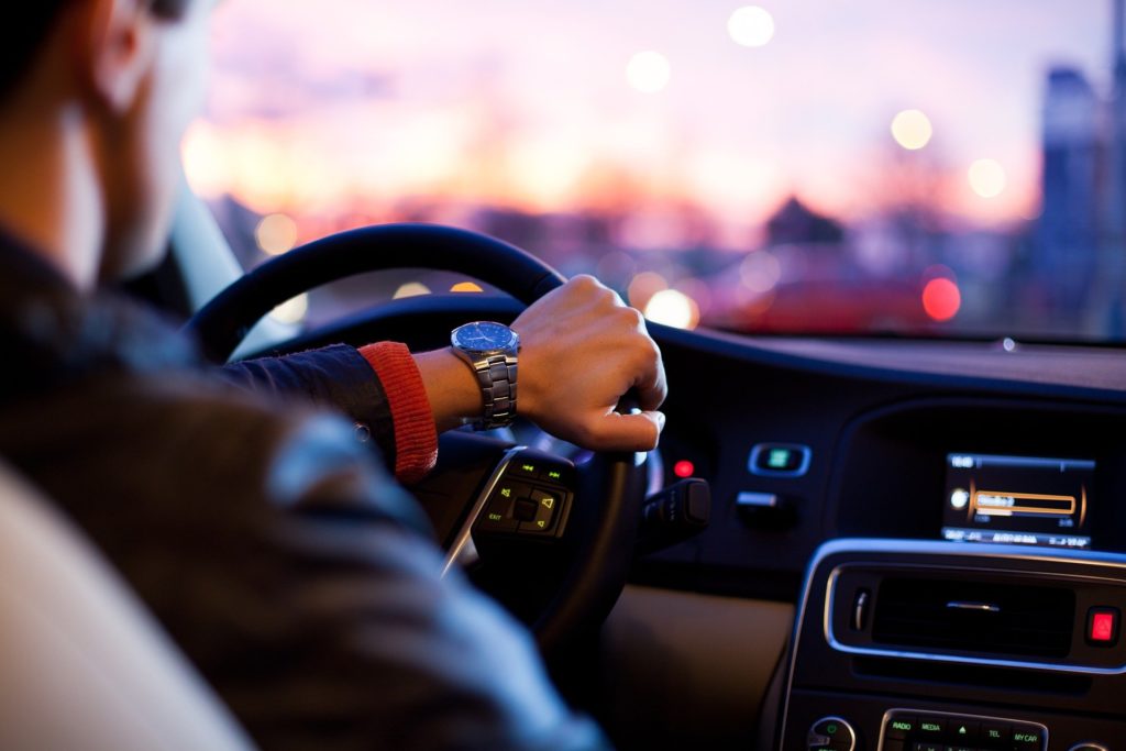 Mann am Steuer im Auto