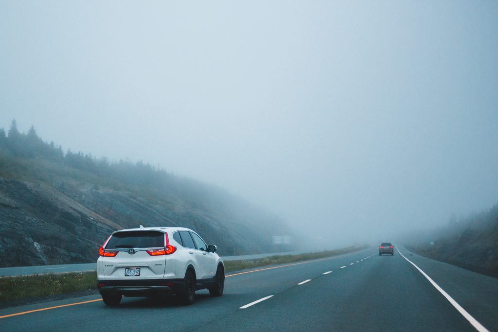 Pkw-Abstand bei Nebel auf der Autobahn