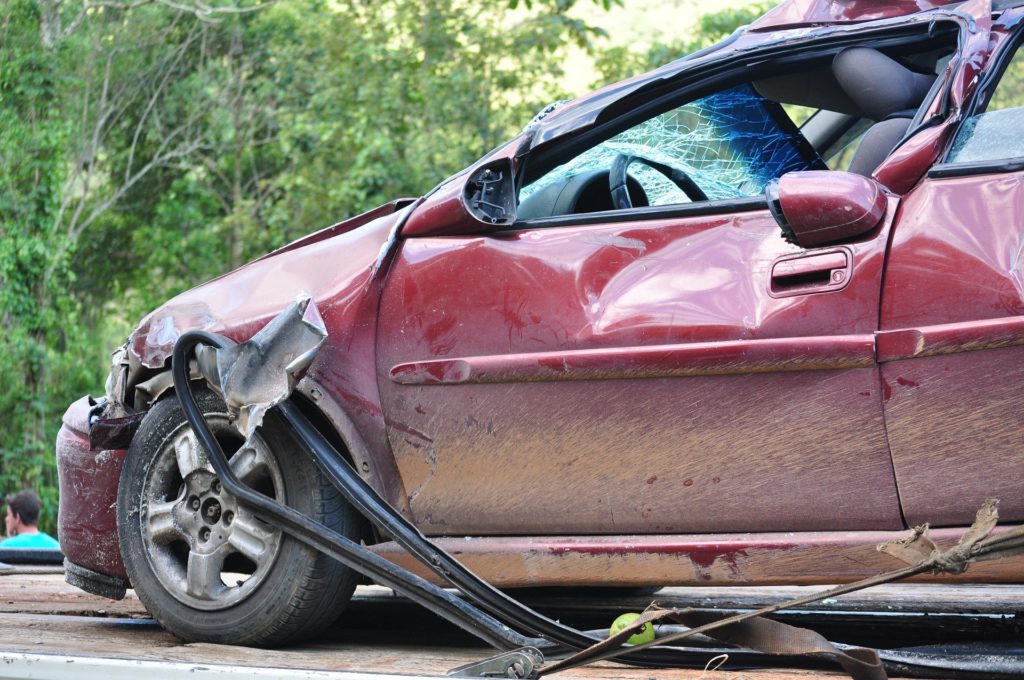 Wer unter Alkoholeinfluss steht und einen Unfall baut, muss mit harten Strafen rechnen.