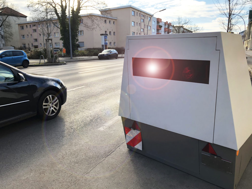 poliscan speed fm1, blitzeranhänger, anhängerbitzer, enforcement trailer, semistationärer blitzer, semimobiler blitzer, roter blitz, laser-blitzer