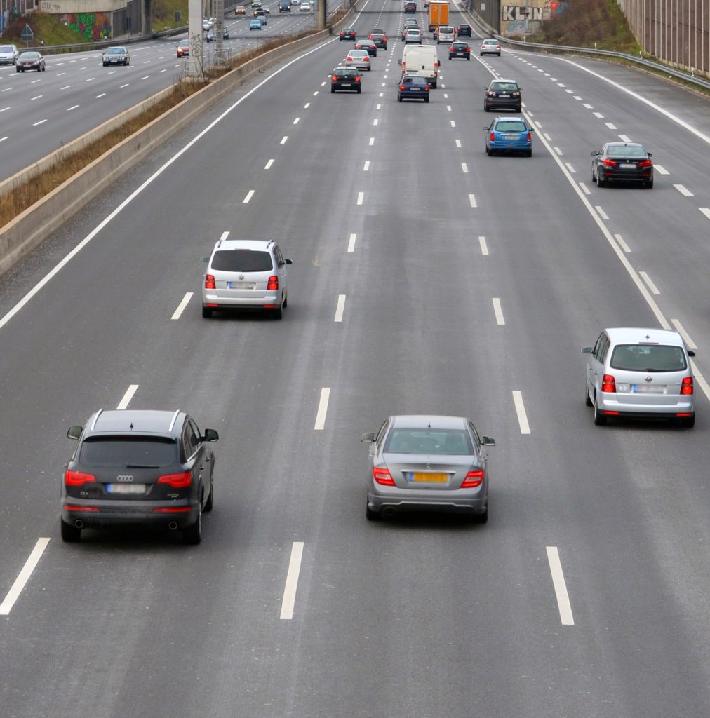 Blitzer mehrspurig: Kann ein Blitzer 2 Autos nebeneinander blitzen?