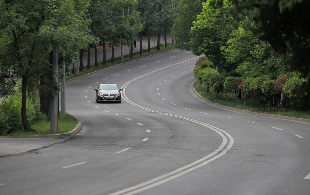 Passiert beim Kurve schneiden ein Unfall, drohen Strafen aus dem Bußgeldkatalog.