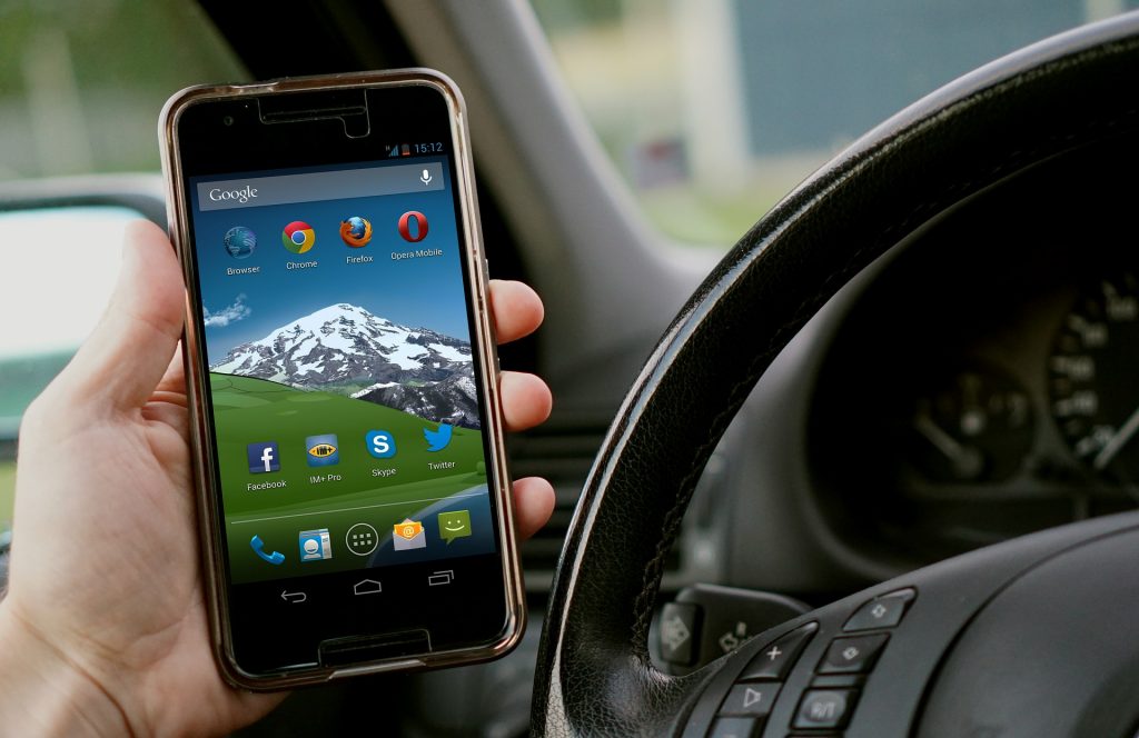 Unfall wegen Handy: Strafe droht!