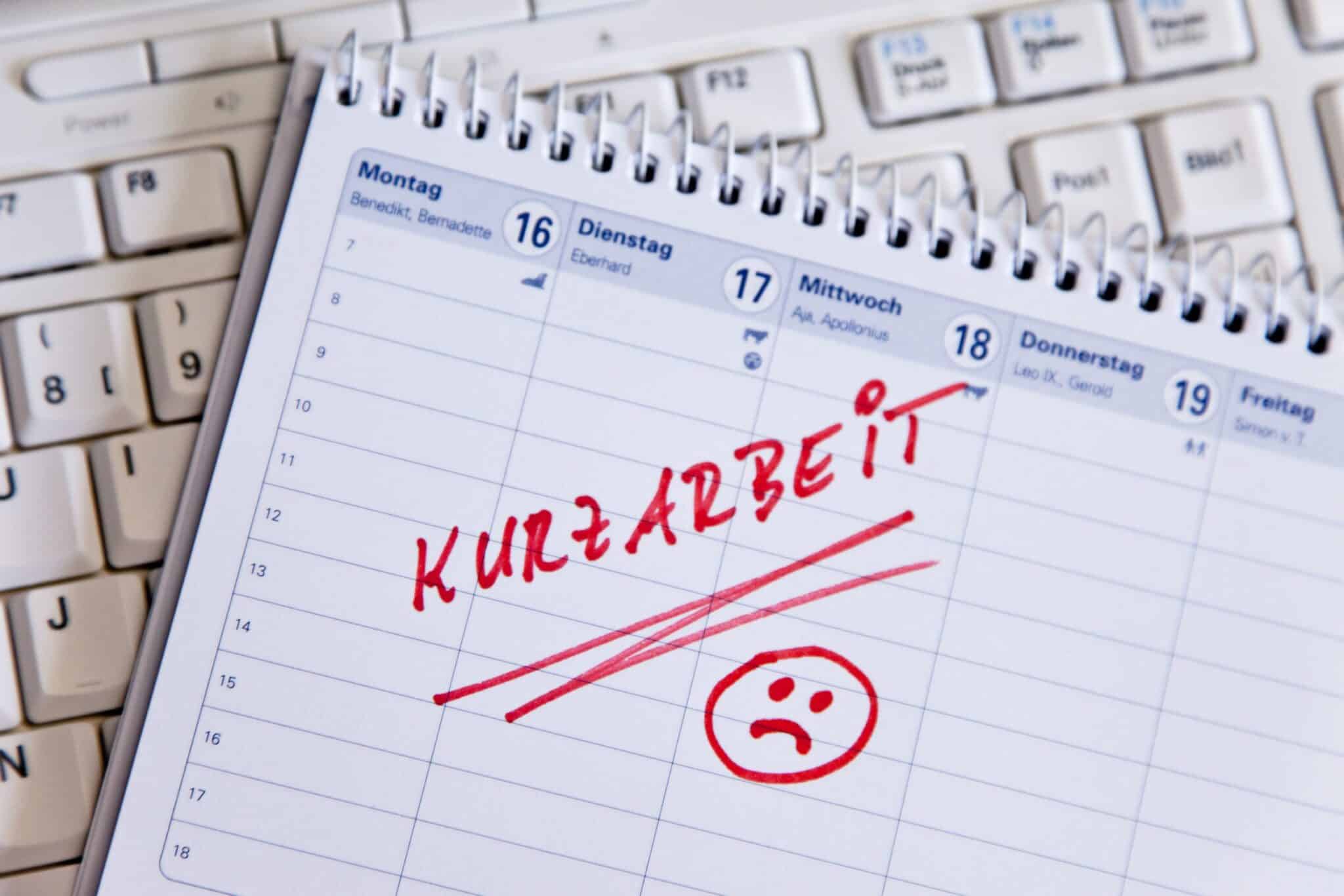 Последний календарь. Календарь для записей фото. Kurzarbeit. Надпись предварительная запись с календарем