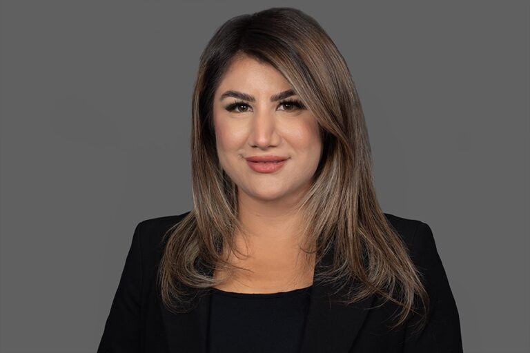 Das Bild zeigt eine Anwältin für Immobilienrecht.