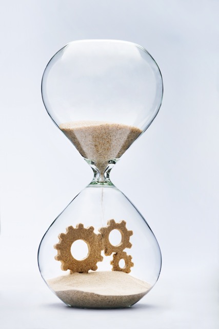 Das Bild zeigt eine Uhr und verdeutlicht die Dringlichkeit des Handelns bei Vorwürfen im Arztstrafrecht.