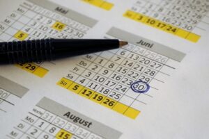 Das Bild zeigt einen Kalender und symbolisiert damit das Thema »Fristen für den Widerspruch bei Abmahnung durch Arbeitgeber«.