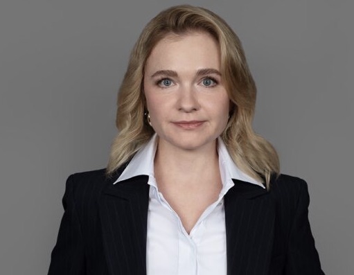 Das Bild zeigt eine Anwältin, die auf die Rechtsberatung von Arbeitnehmern bei Kündigung spezialisiert ist.